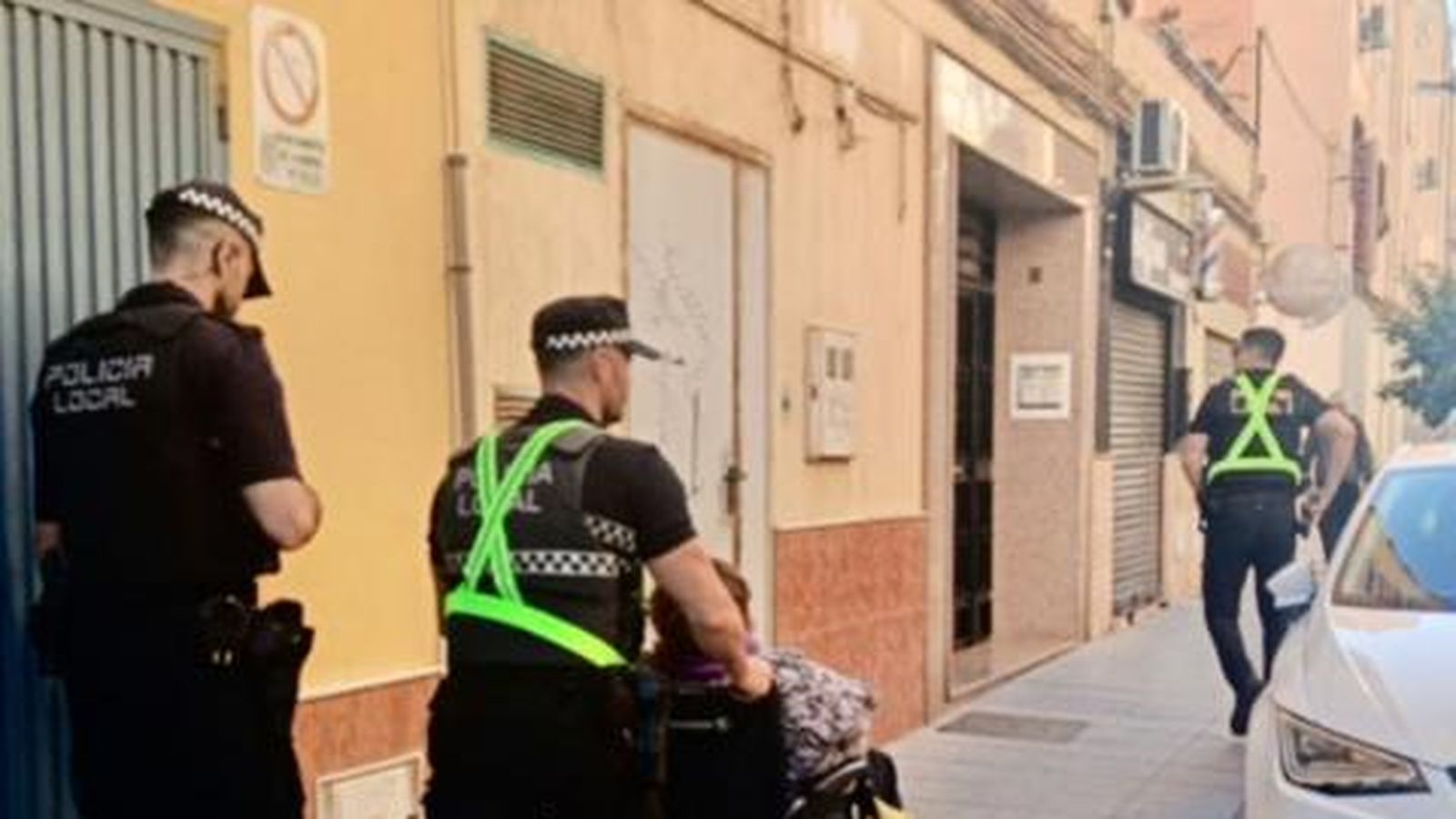 Los agentes de la Policía Local durante el auxilia a personas mayores en la capital