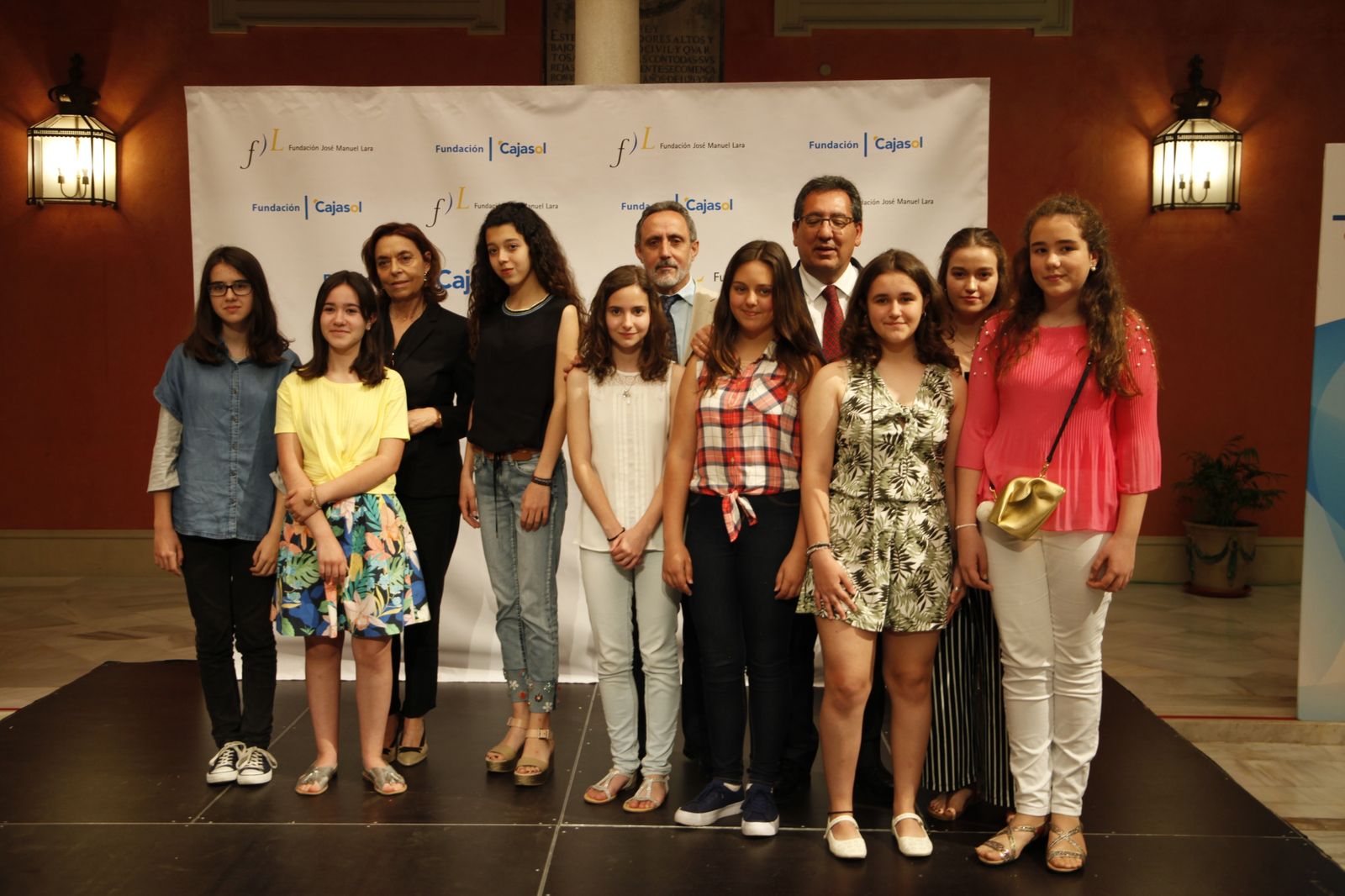 Premiados en el concurso posan en la sede de la Fundación Cajasol.
