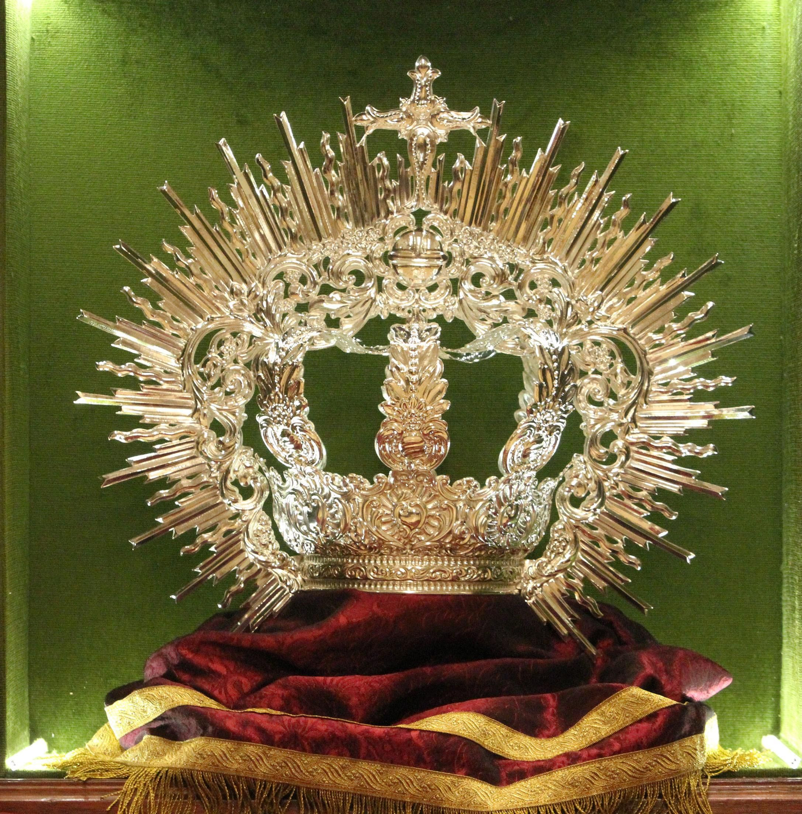 Presentación de la nueva corona de Nuestra Señora en su Soledad, en imágenes