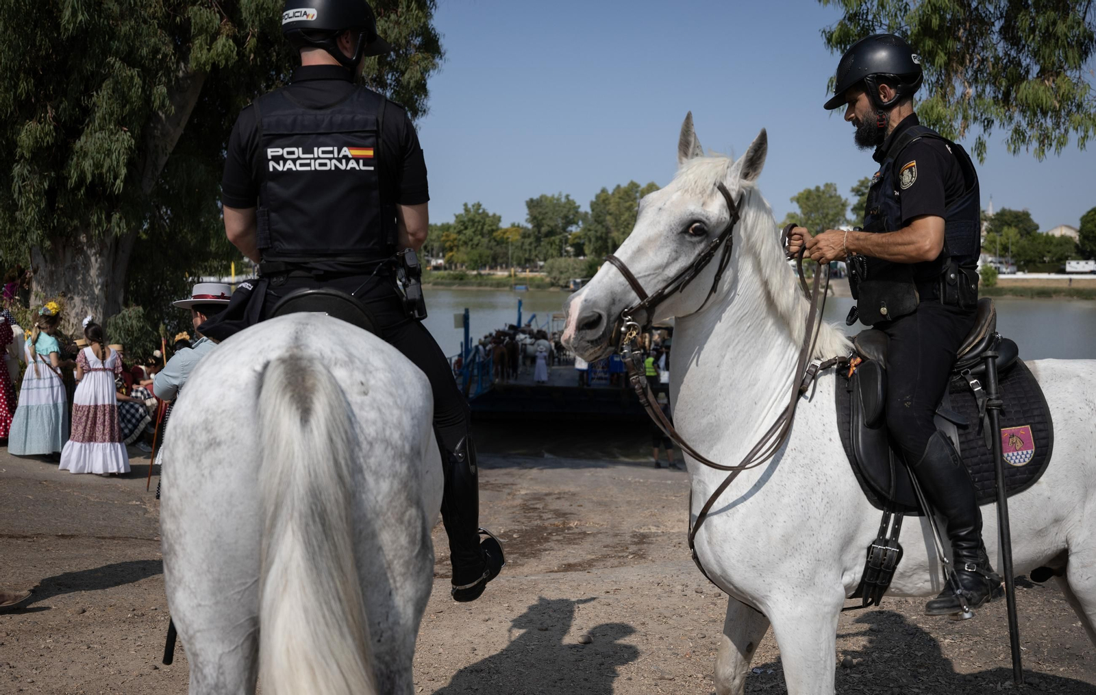 El cruce de las hermandades del Rocío por la barcaza de Coria, bajo el dispositivo de seguridad de la Policía Nacional