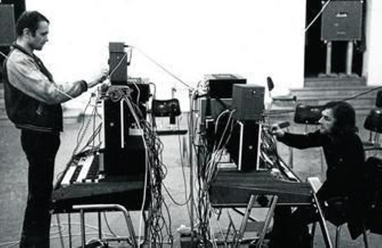 Hans-Joachim Roedelius y Dieter Moebius, Cluster, con sus sintetizadores y secuenciadores casi artesanales en una imagen de principios de los 70.