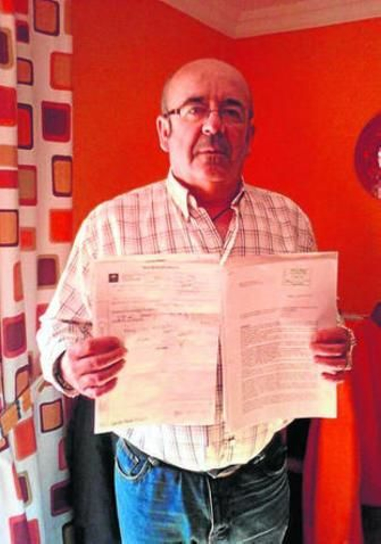 José Luis Pérez con algunos informes sobre su madre.