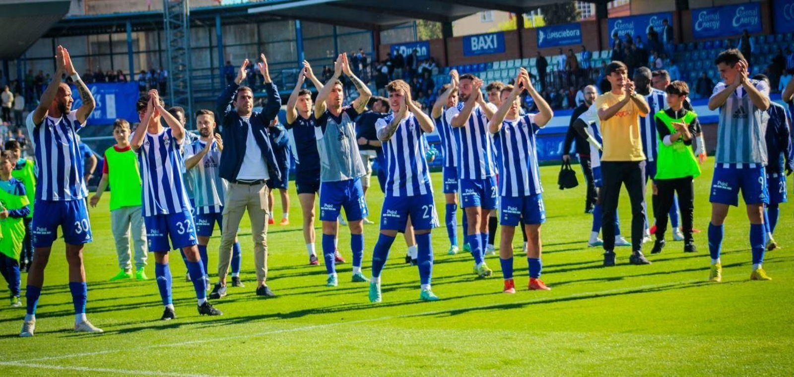 Jugadores del Talavera aplauden a su público tras la victoria ante el Badajoz