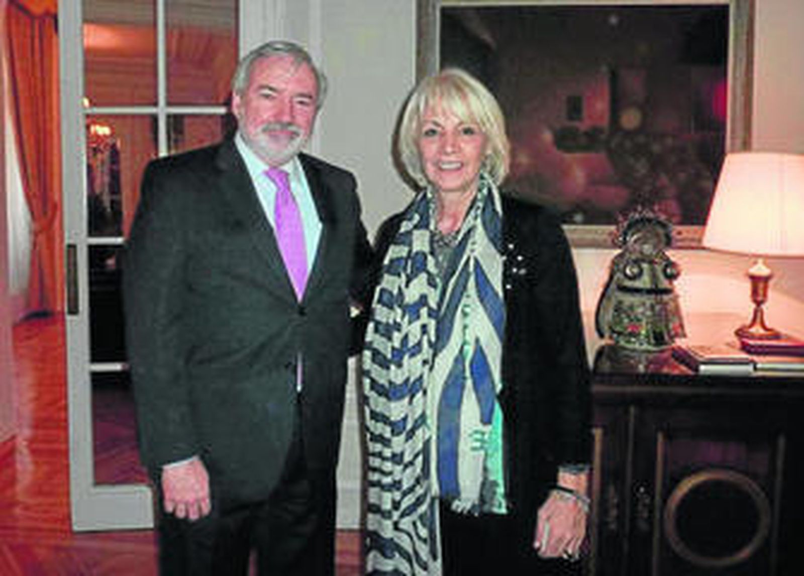 La alcaldesa de Cádiz y el embajador de Colombia, ayer en Madrid.