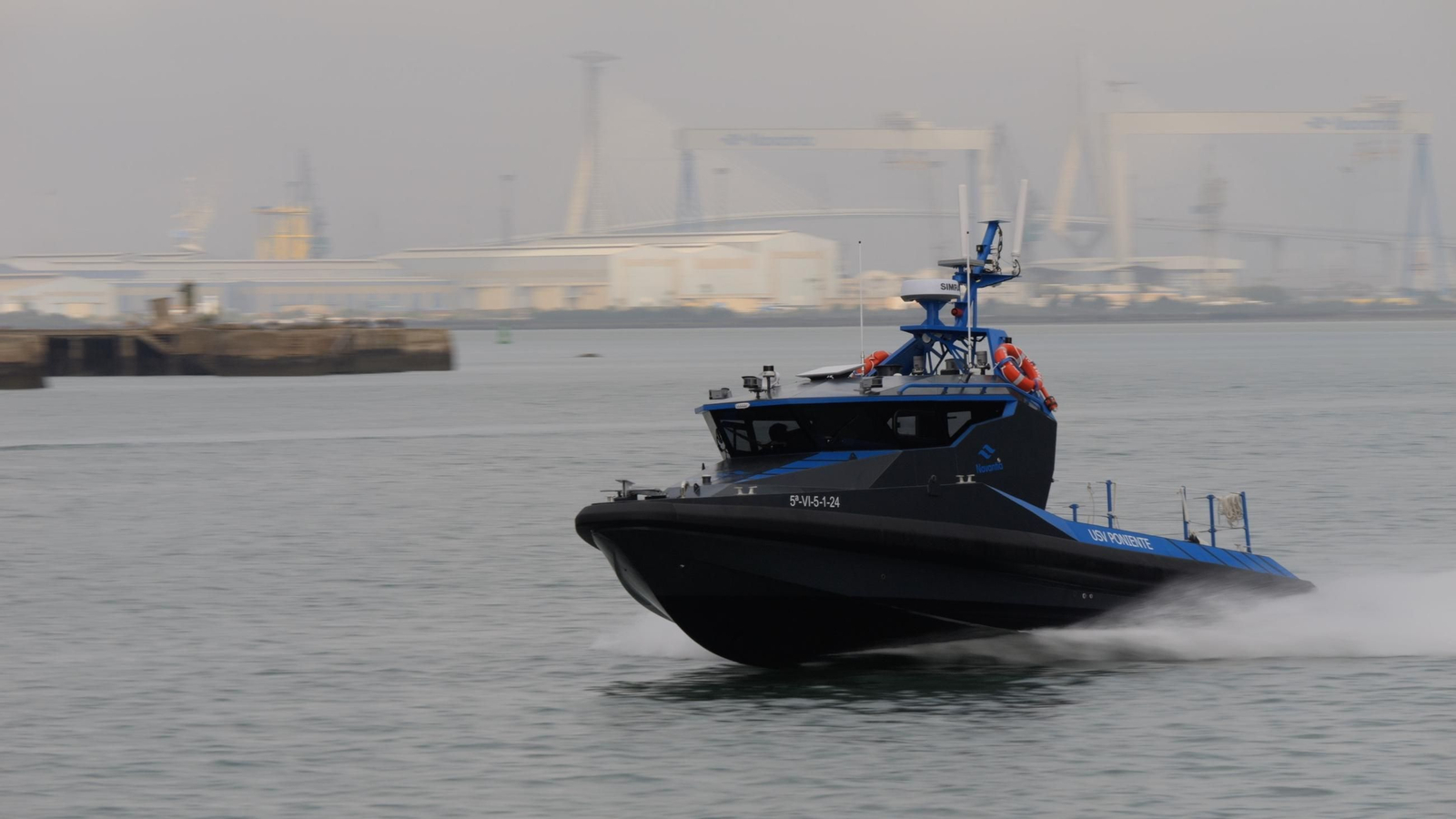 El 'USV Poniente' de Navantia mientras navega en aguas de la Bahía de Cádiz.