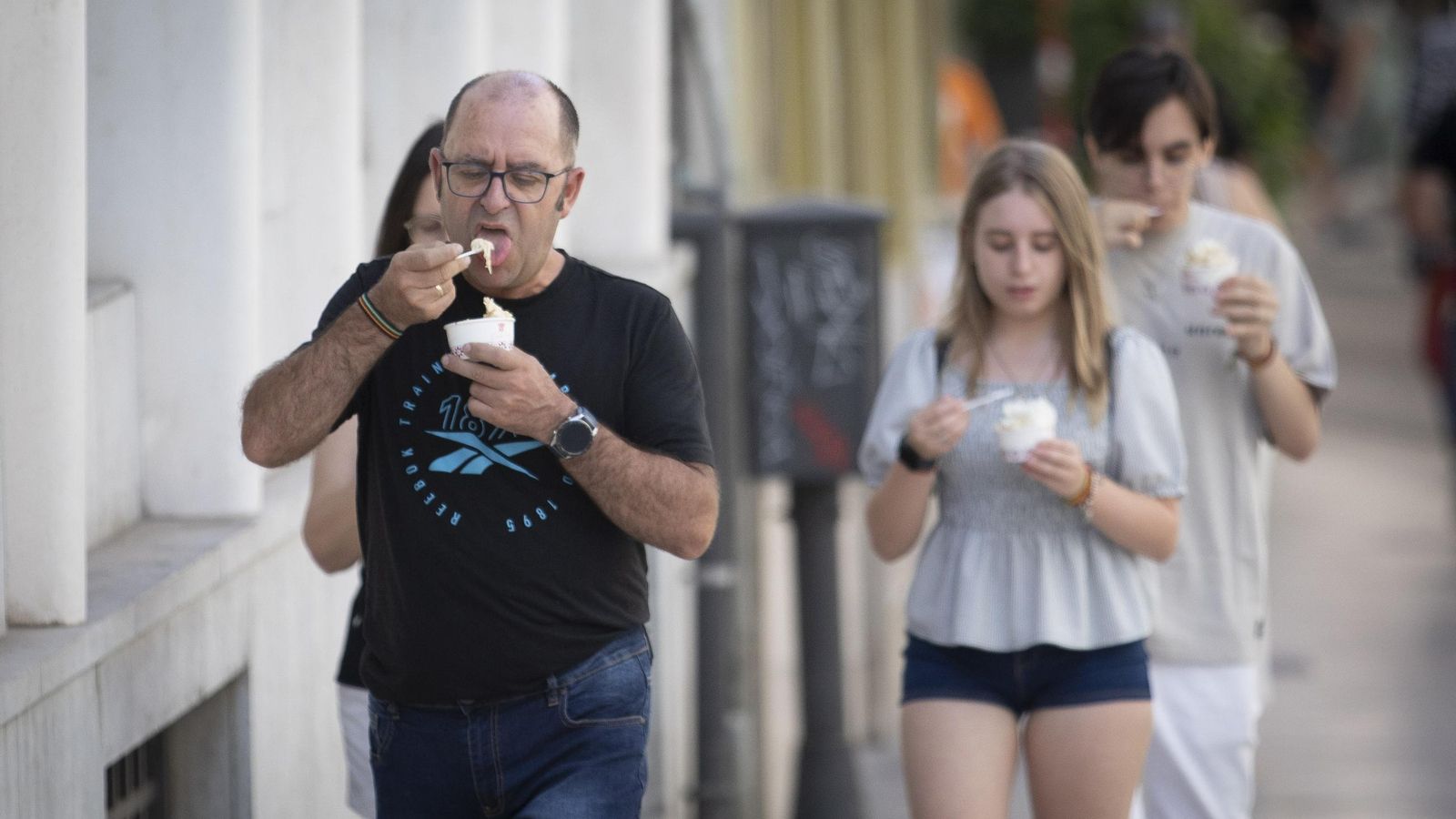Un grupo de personas se comen un helado para combatir el calor