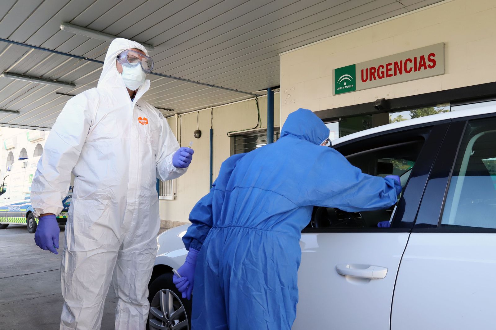 Imágenes de la realización de test de coronavirus en urgencias