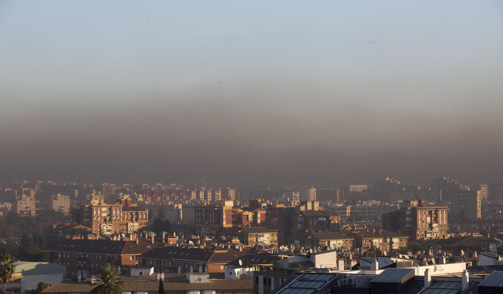 Nube de contaminación sobre Sevilla, en una imagen de archivo. Nube de contaminación sobre Sevilla, en una imagen de archivo.