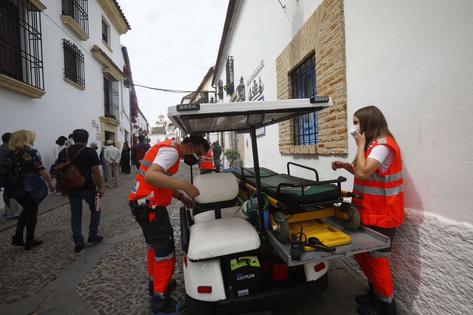 Personal de Cruz Roja junto a los Patios de Córdoba de San Basilio.