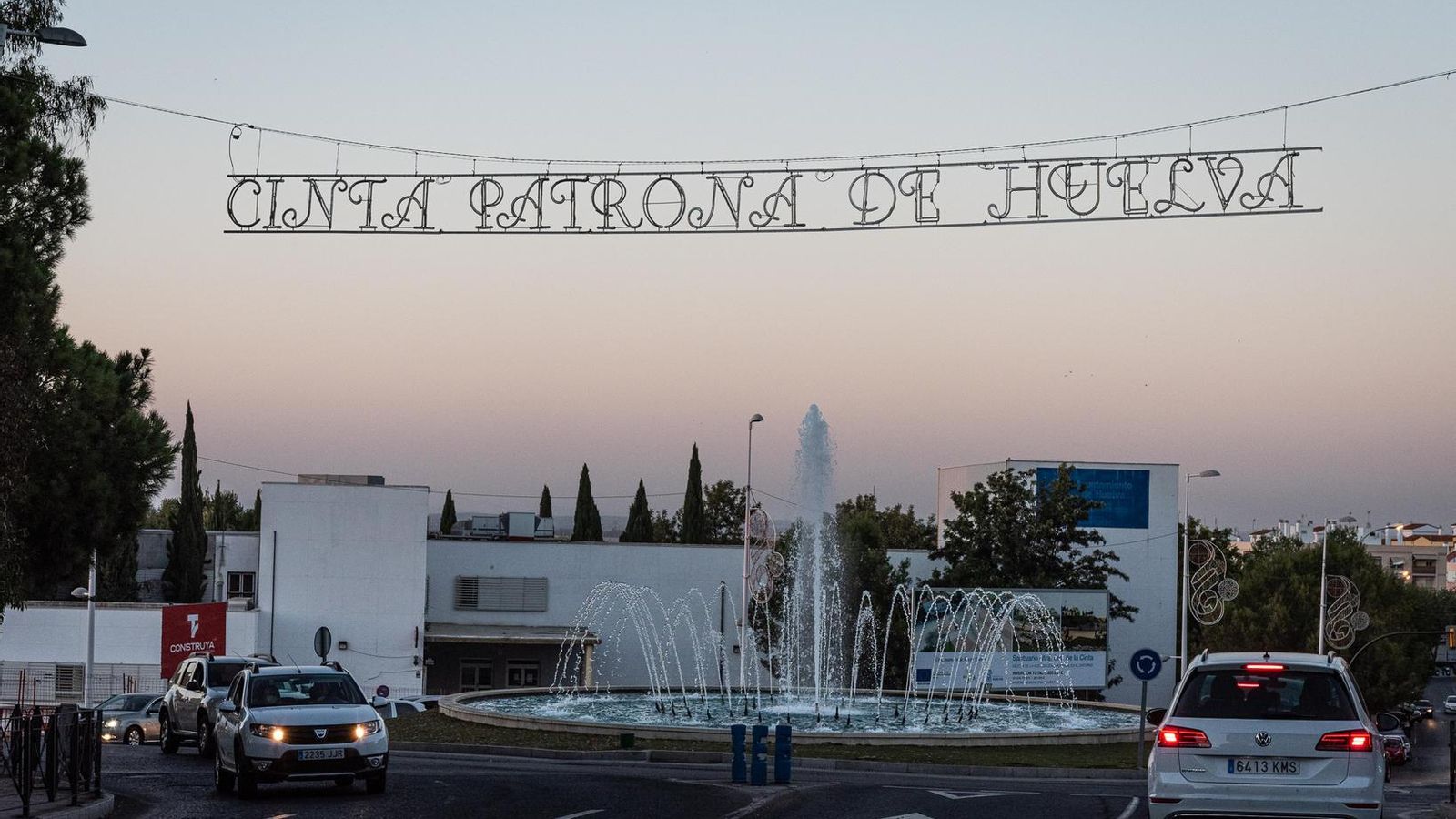Alumbrado que se encenderá hoy y estraá hasta el día 8 iluminado.
