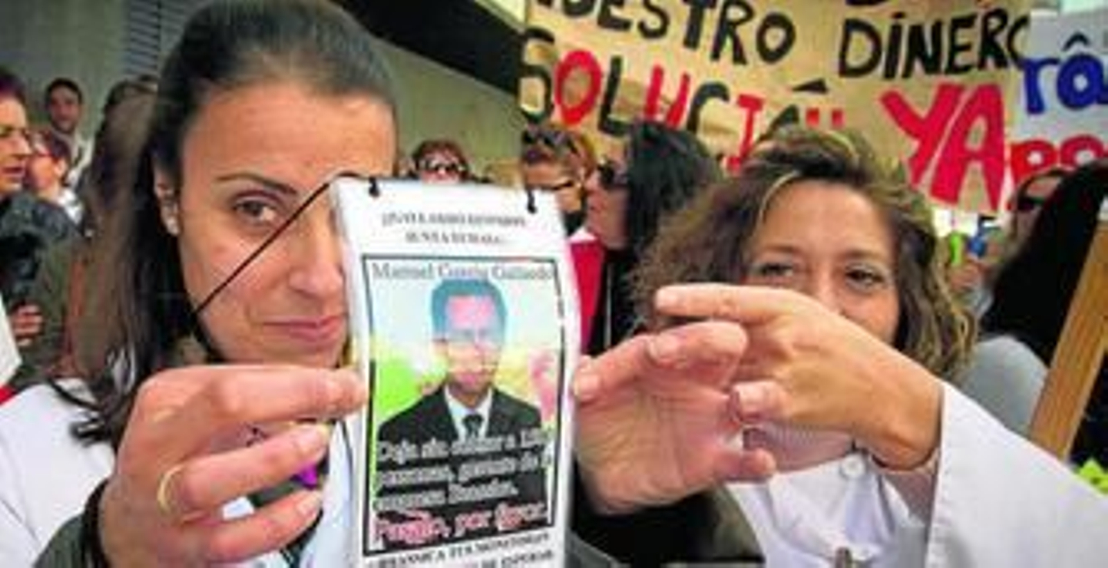 Una protesta de las monitoras de los comedores reclamando el pago de sus nóminas.