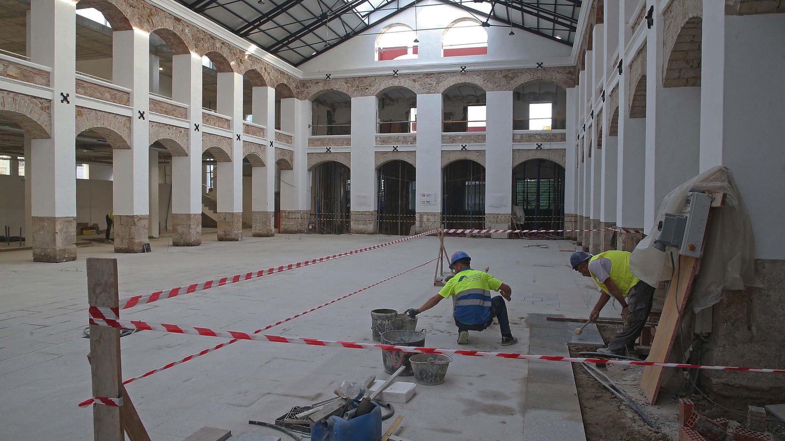 Trabajos en la nave central del mercado.