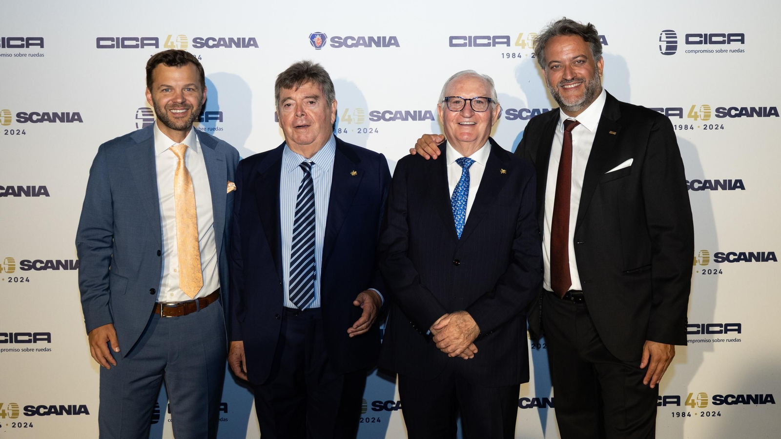 Martin Sörensson, Juan Suárez Salas, Juan Antonio López Olomo y David López Zapata posan en el acto del 40º aniversario.