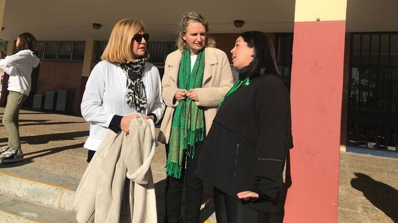Lola Campos (en el centro), durante el encuentro con responsables de los centros educativos.