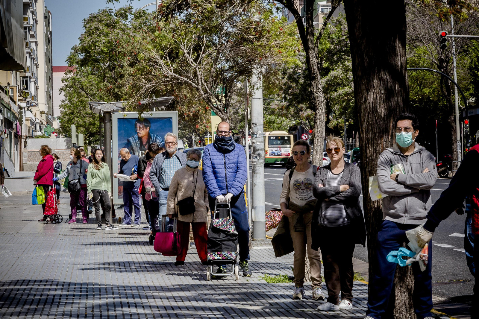 Larga cola en las inmediaciones de un supermercado para acceder a hacer la compra