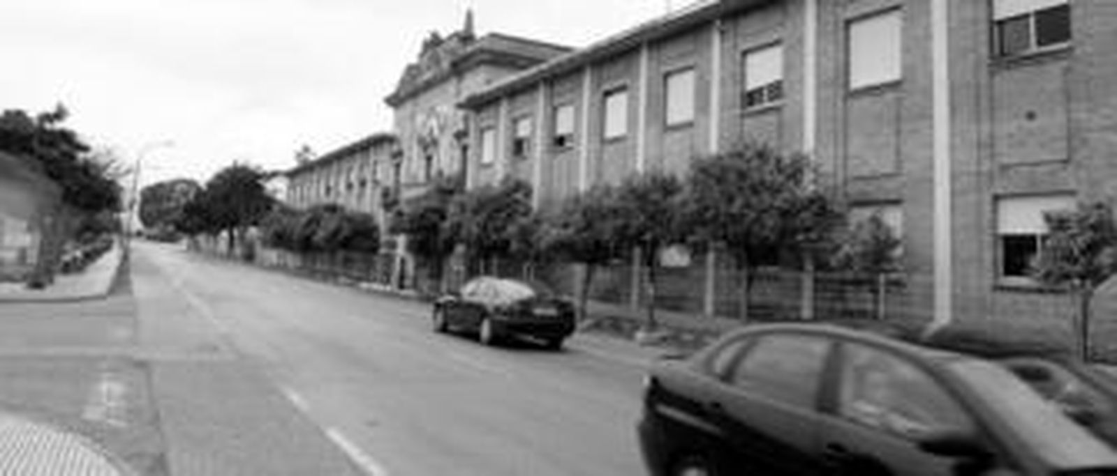 Fachada del edificio noble del antiguo Cuartel de Instrucción y Marinería (CIM), que será reformado y reabrirá a lo largo del segundo semestre de 2009.