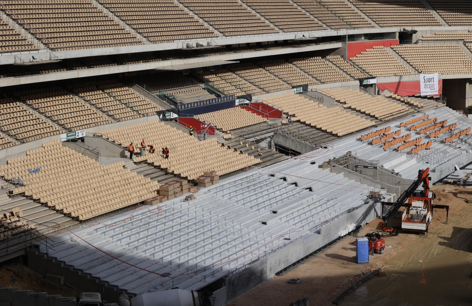 Visita del presidente de la R Federación Española de Fútbol a las obras del  Estadio de La Cartuja