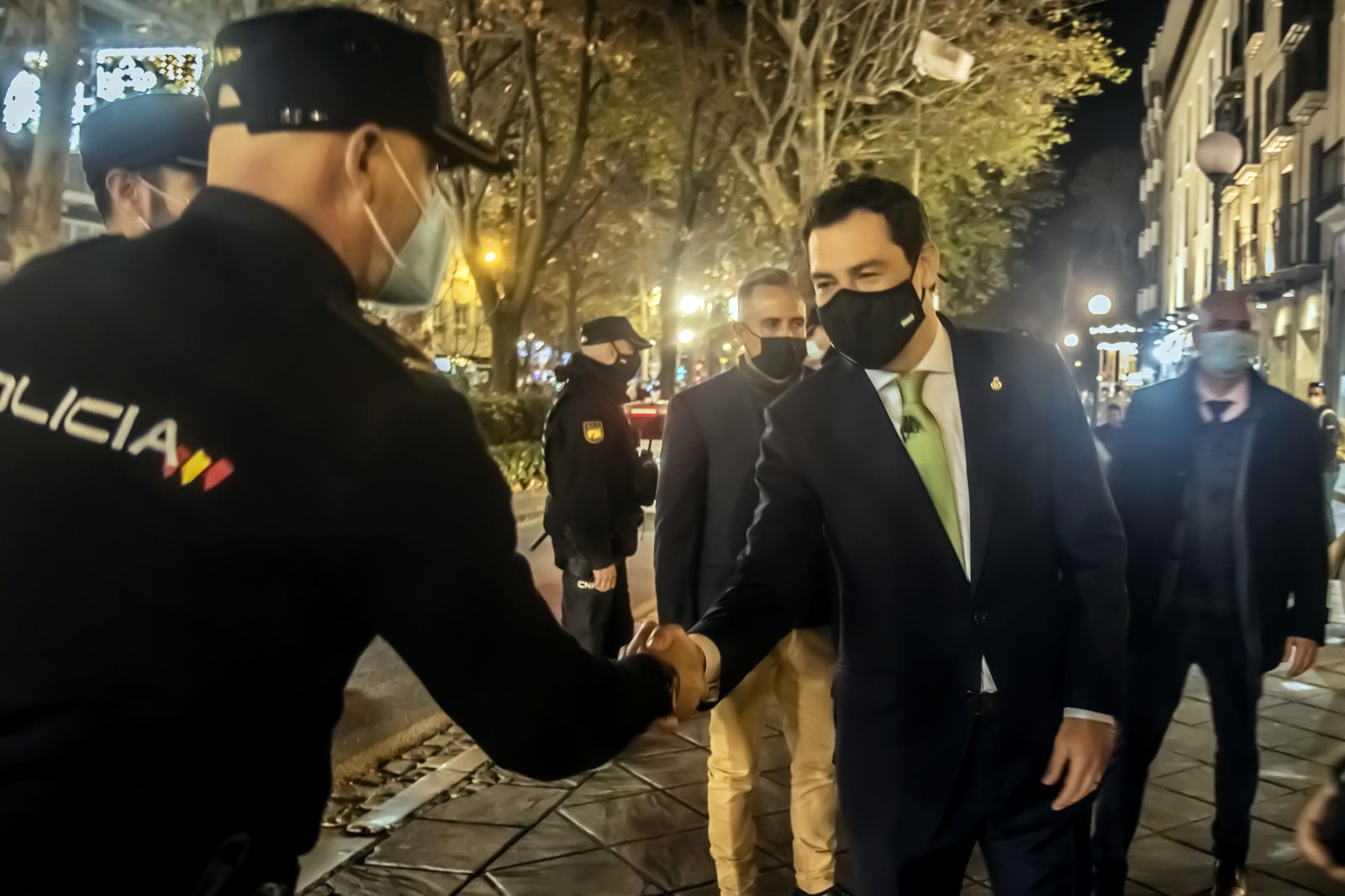 Así ha grabado Juanma Moreno su discurso de fin de año en una taberna de Granada