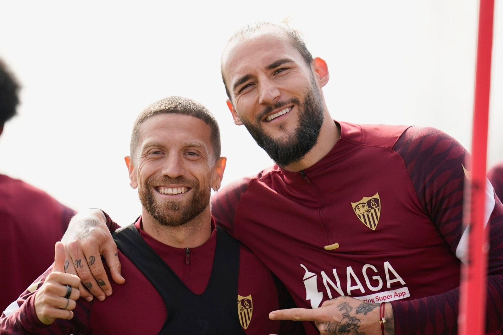 Papu Gómez y Gudelj, muy sonrientes ante el fotógrafo oficial del Sevilla.