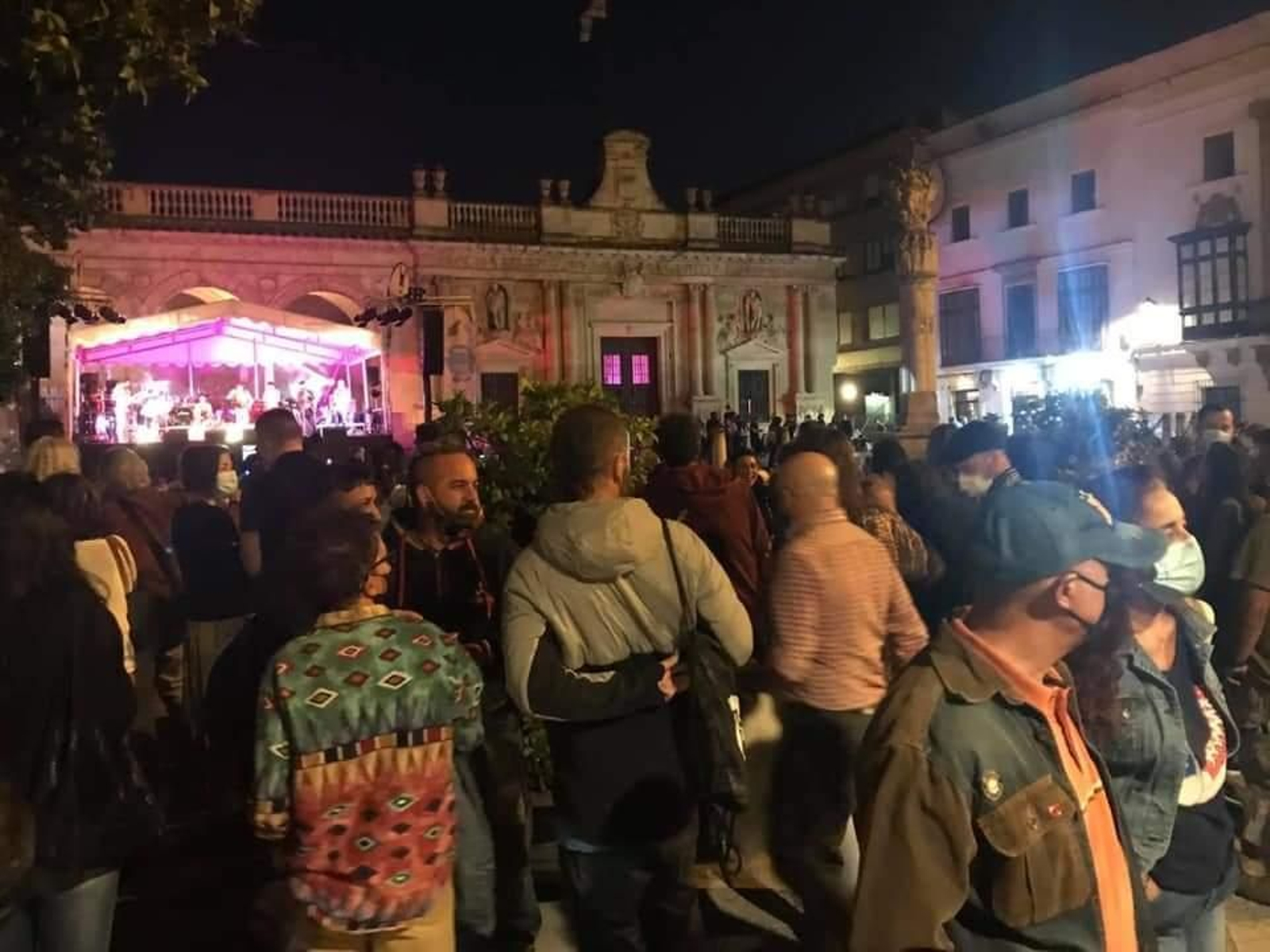 Aglomeración de personas en plaza Asunción la noche del pasado sábado