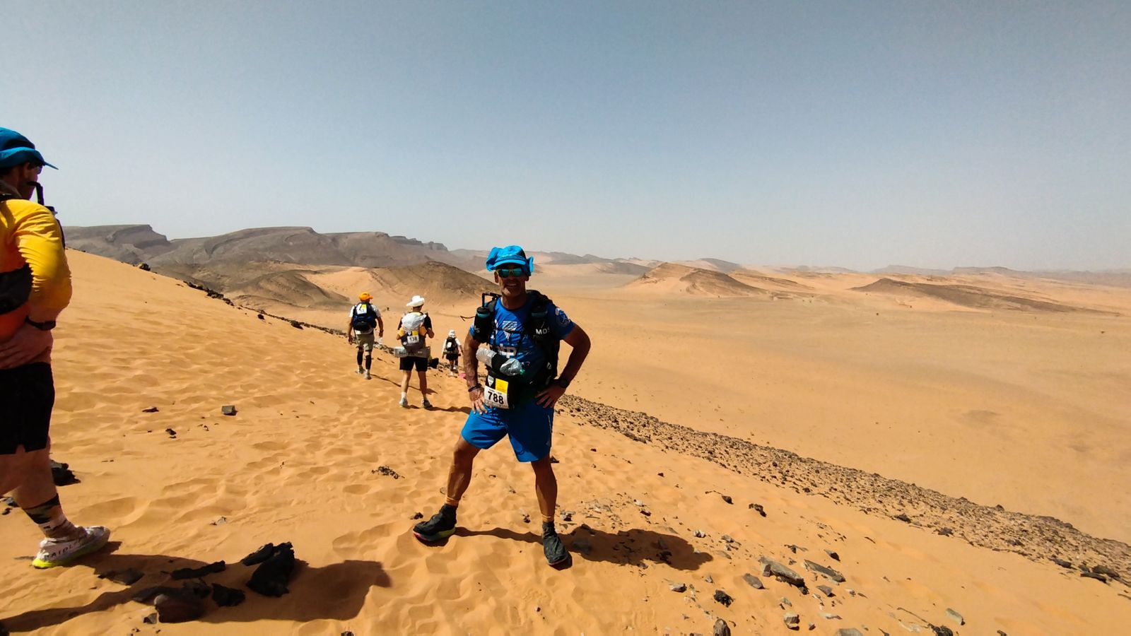 Emilio posa en las dunas del desierto durante un momento de la Maratón des Sables.