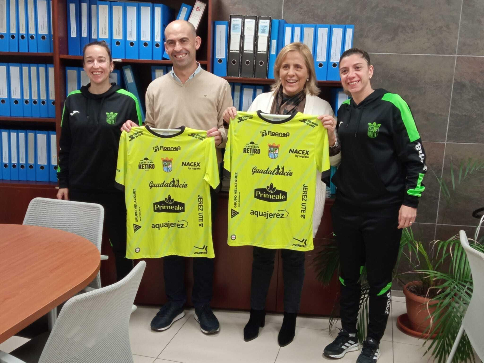 María Dolores López Godoy y Francisco Javier Romero González, de Aquajerez, recibieron una camiseta del equipo.