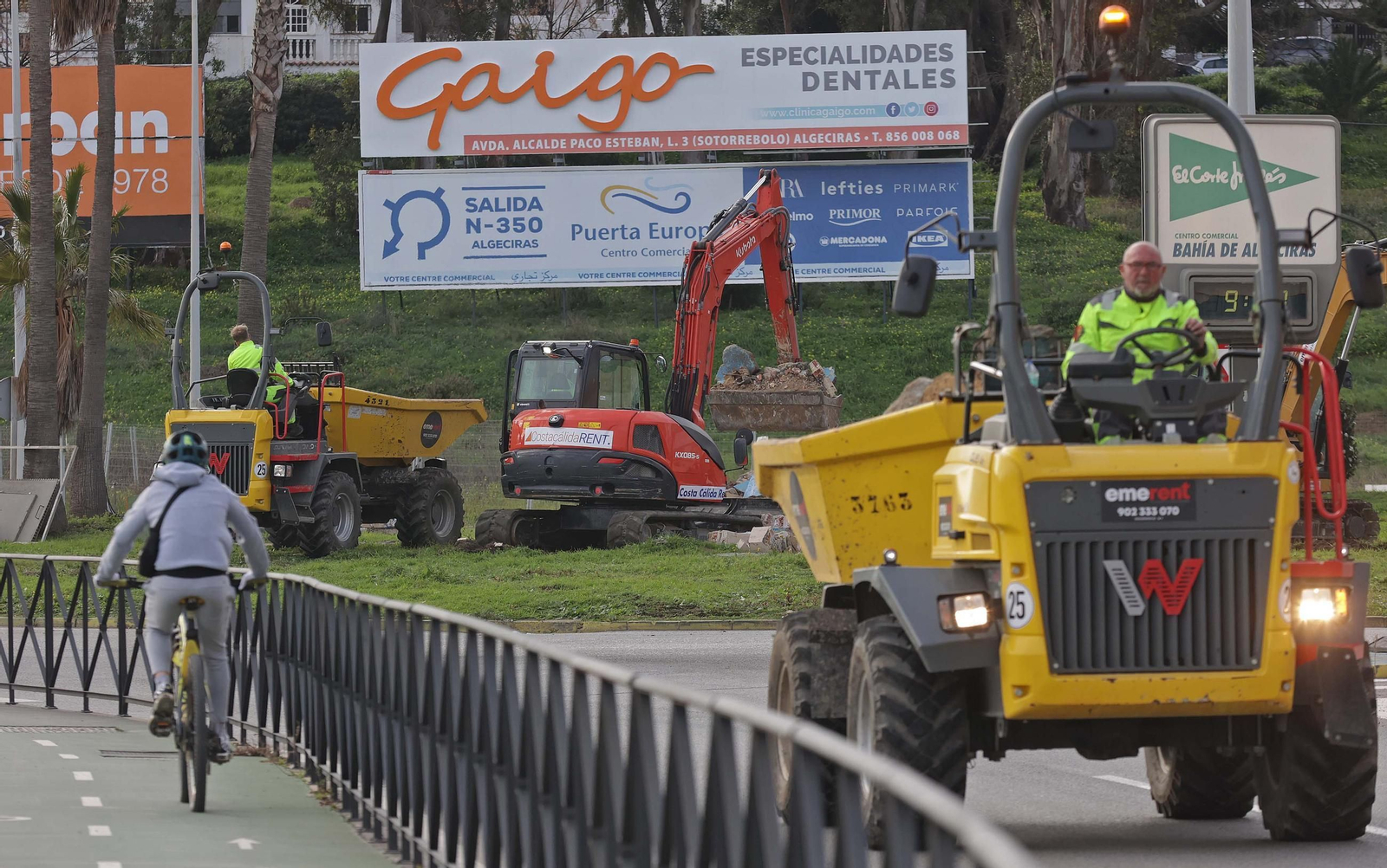 Fotos de la demolición de la fuente de la rotonda del Varadero en Algeciras
