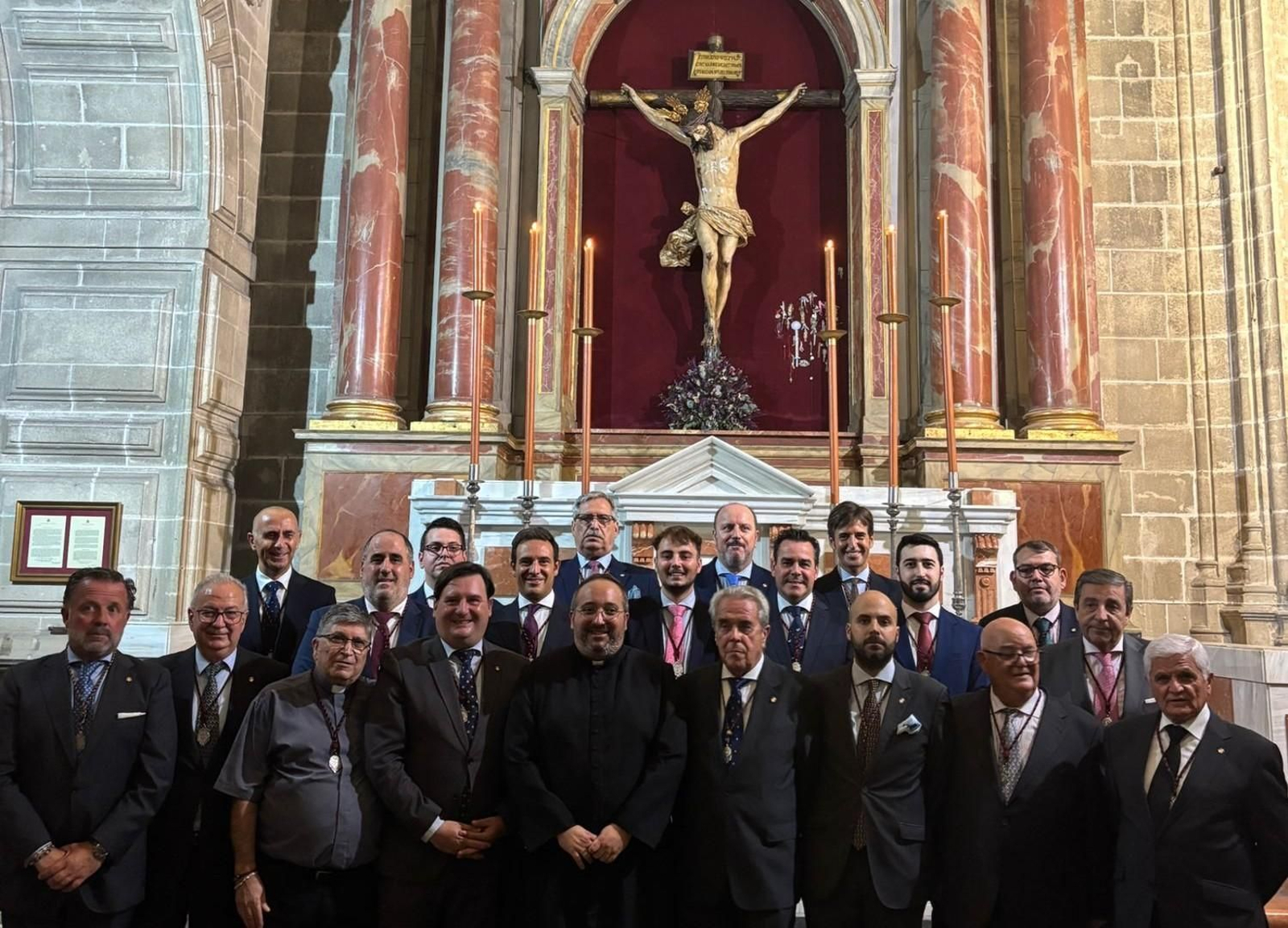 La junta de gobierno de la Hermandad del Santo Crucifijo.