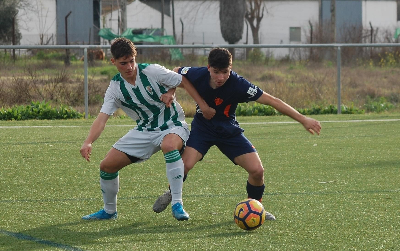El blanquiverde Cantarero disputa un balón con un contrario.