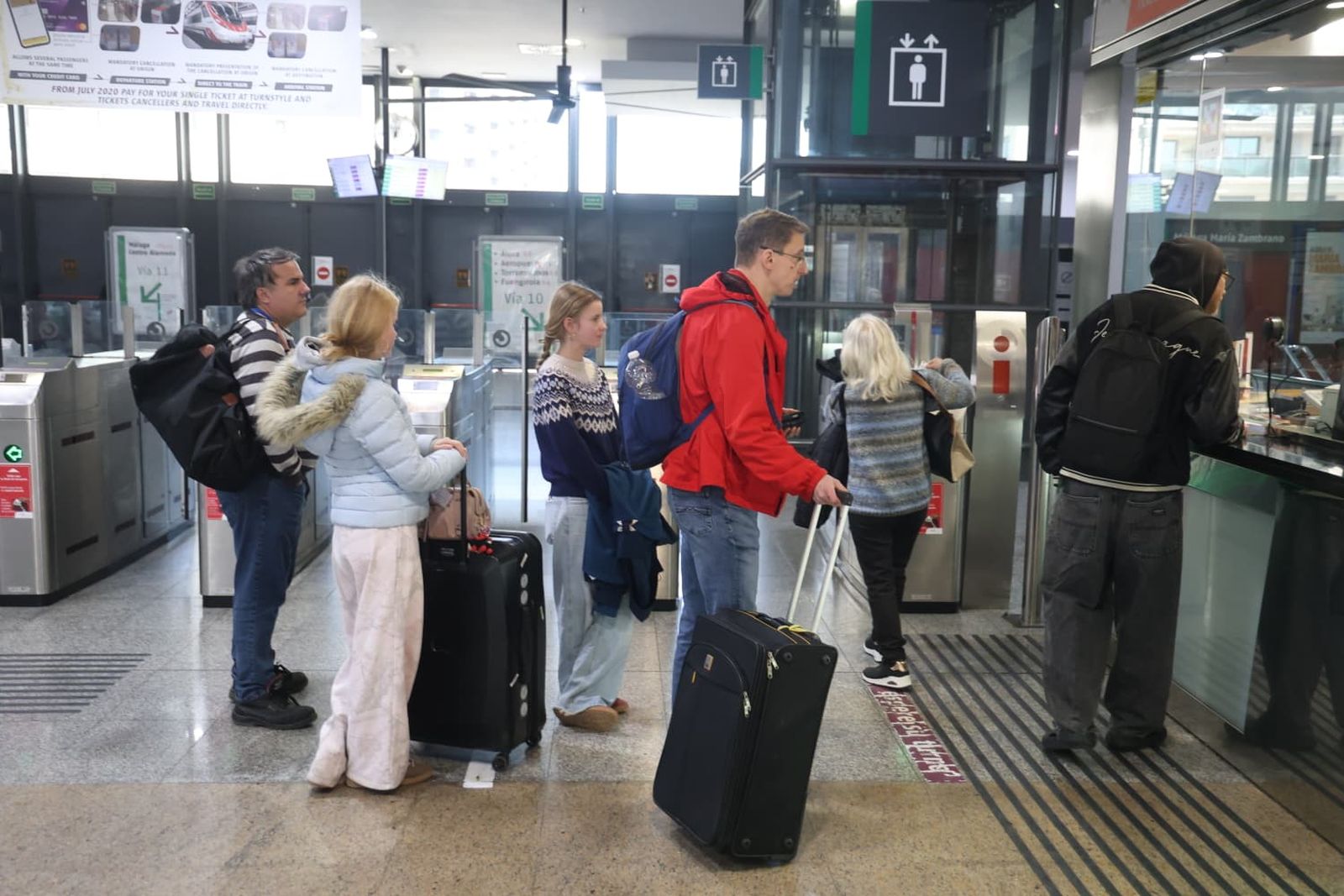 Pasajeros en cola de las oficinas de Cernanías en la Estación María Zambrano