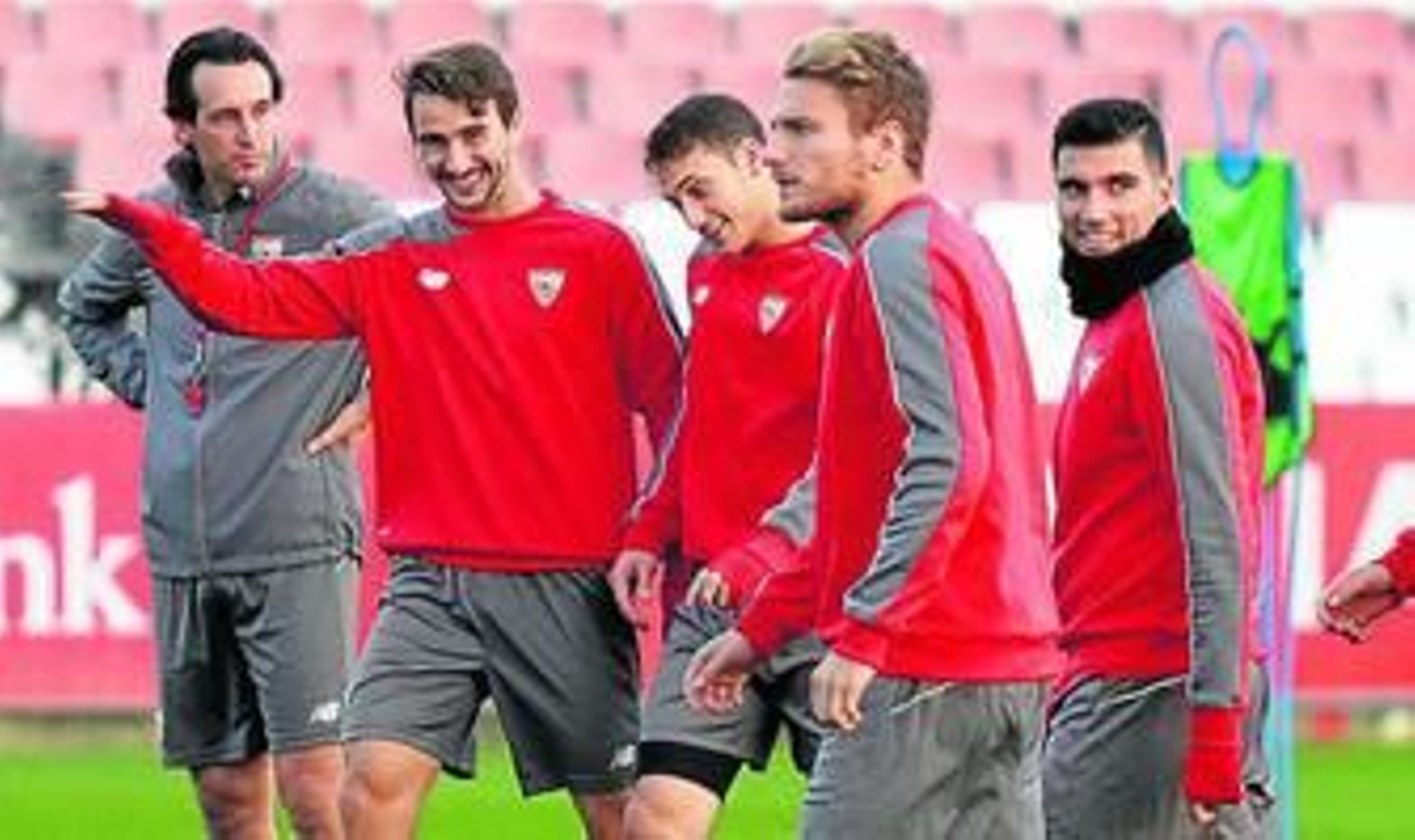 Juan Muñoz, sonriente, extiende la mano ante Emery en un entrenamiento junto a Cristóforo, Immobile y Reyes.