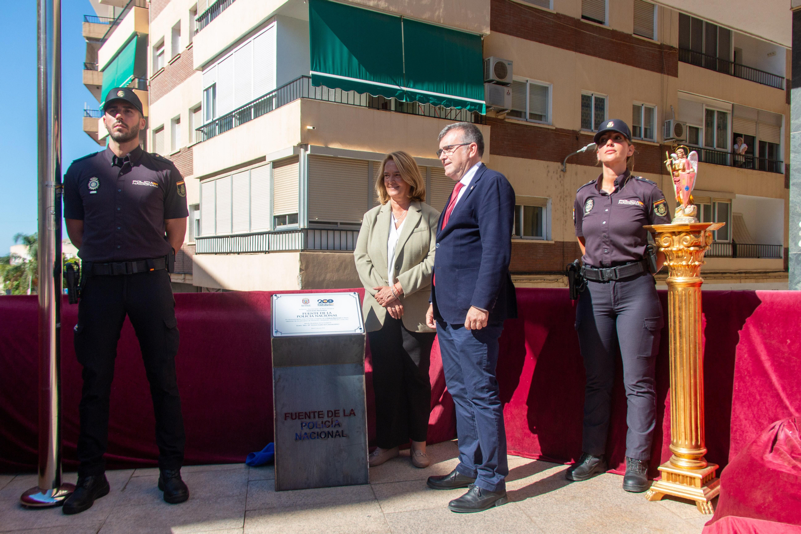 Así ha sido el acto de la dedicación nominativa de la fuente de la Avenida Salobreña a la Policía Nacional