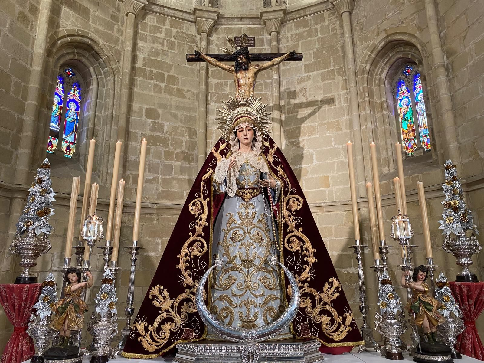 Una imagen de Nuestra Señora de las Lágrimas con su nuevo manto.