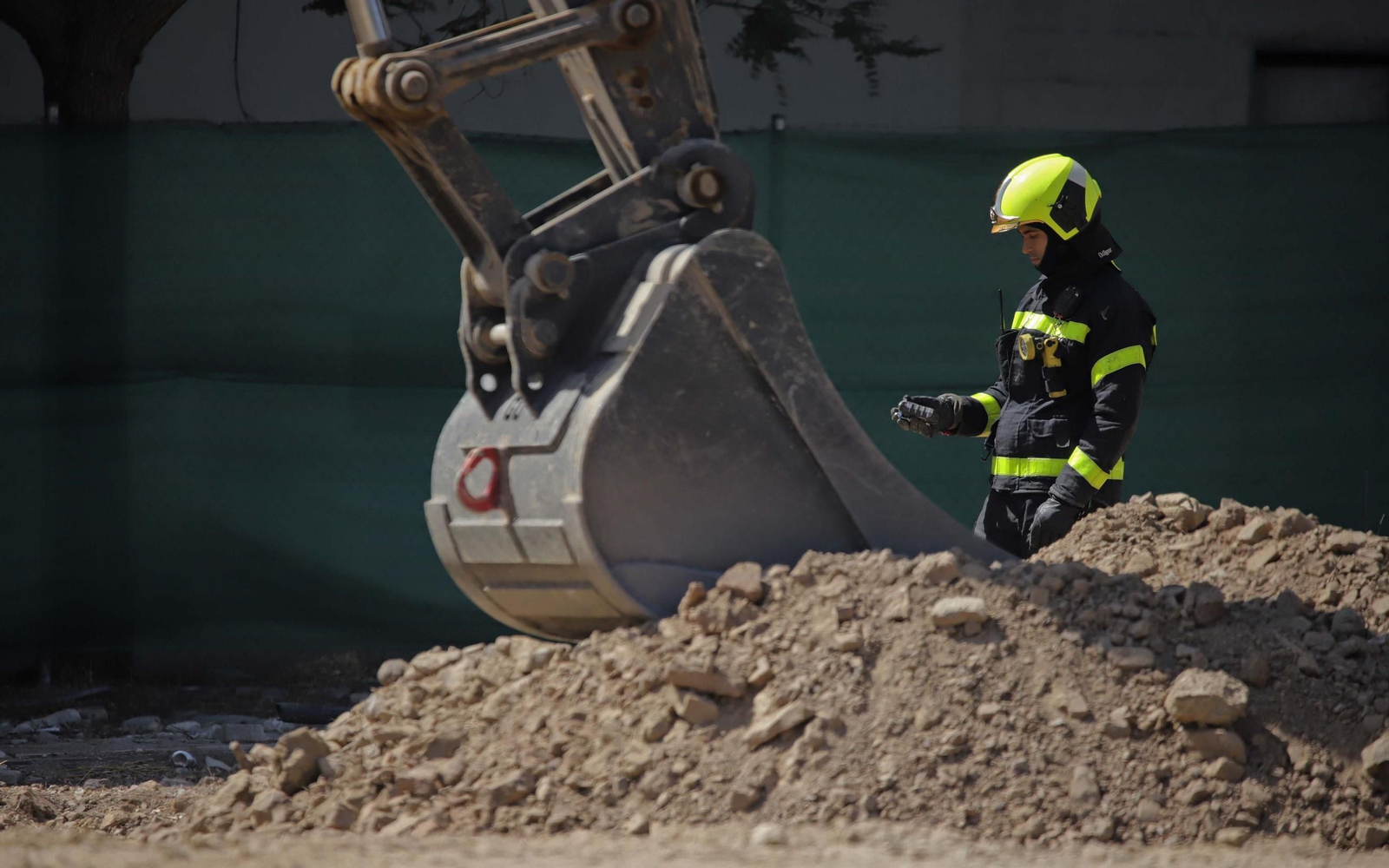 Fotos del escape de gas natural provocado por la rotura de una tubería en las obras anexas al hotel AC en Algeciras