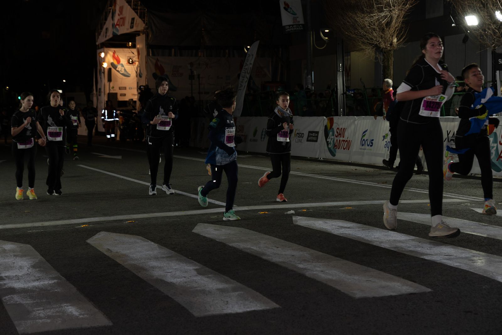 En imágenes: 2.000 atletas brillan con luz propia en la infantil de la Carrera de San Antón 2026