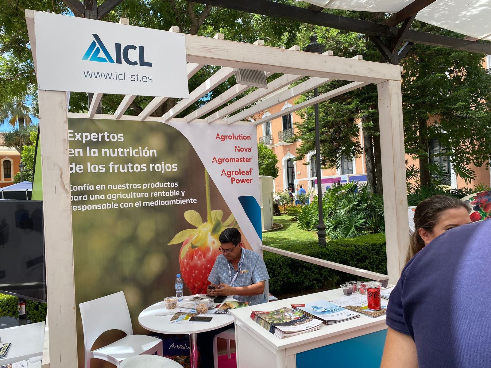 Más de medio centenar de empresas participan en el Congreso de Frutos Rojos