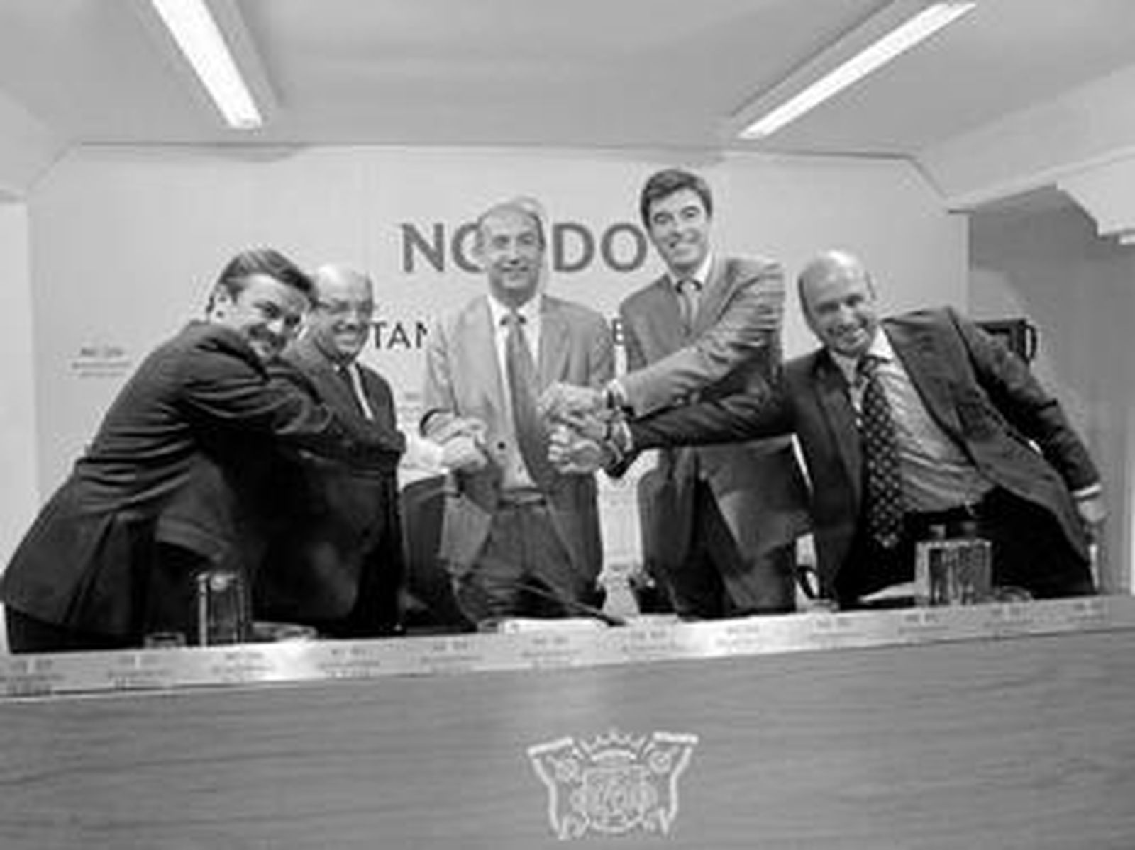 Los representantes de la AIE y las empresas, ayer en rueda de prensa.