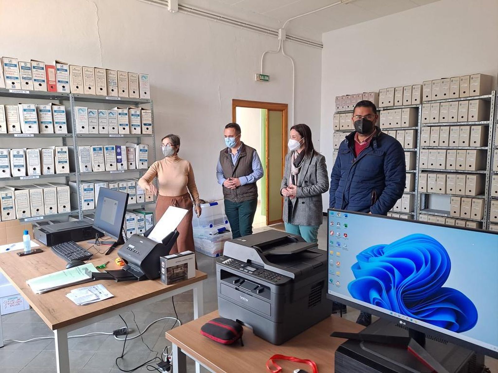 Cristina Casanueva en el archivo municipal de Espejo.