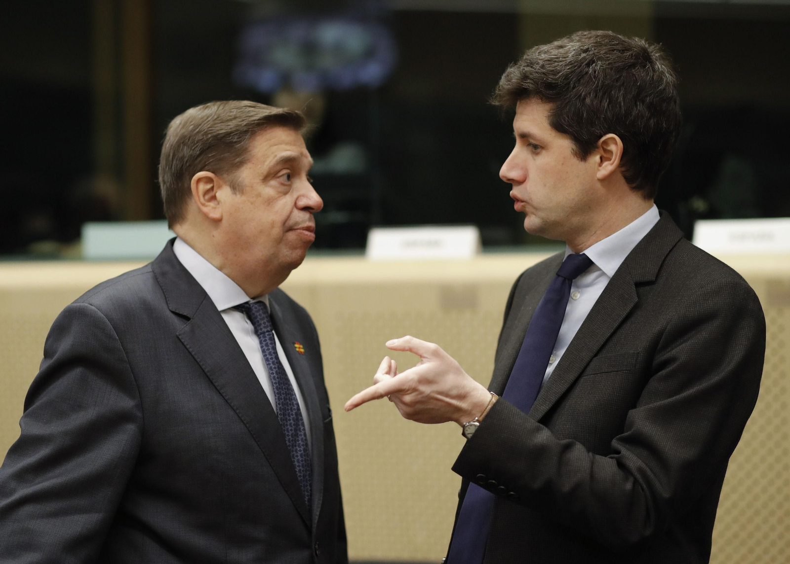 Luis Planas, este lunes en Bruselas, con su hómologo Francés, Julien Denormandie, a la derecha.