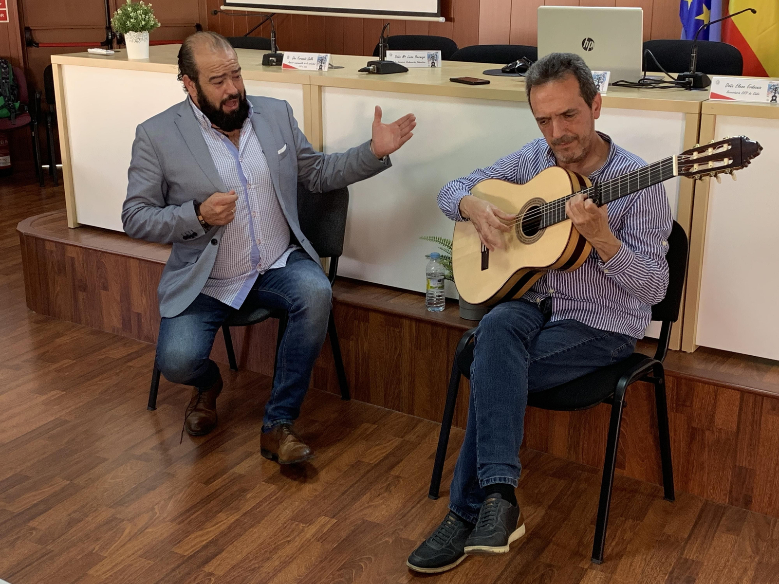 El cantaor Miguel de Tena con el guitarrista Miguel Chamizo, durante su intervención en la inauguración del curso del CEP de Cádiz.