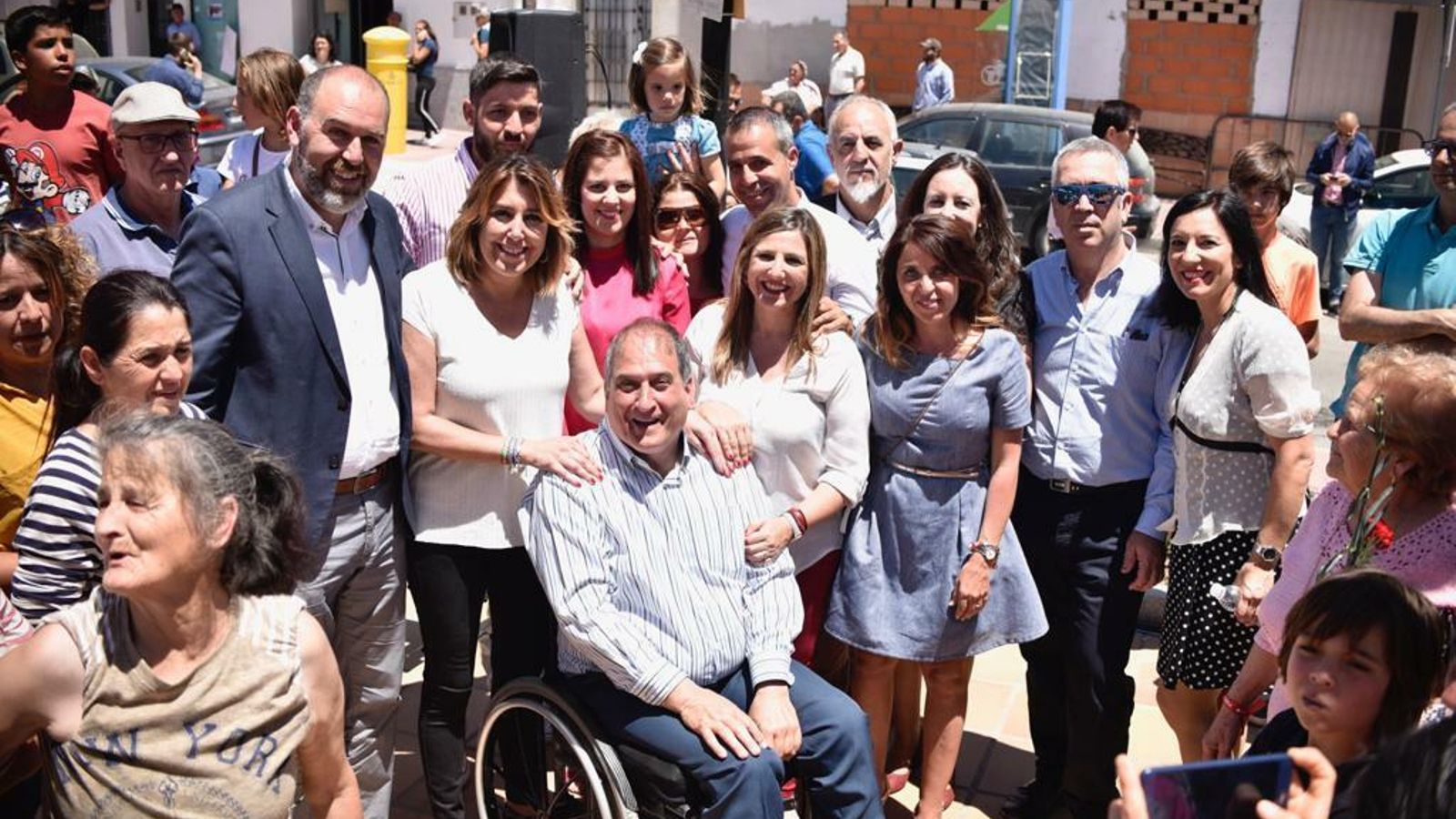 Susana Díaz, con Jesús Solís y socialistas de Tesorillo.