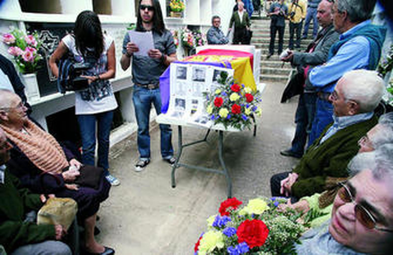 Francisco Javier González lee en el cementerio durante el homenaje a los fusilados de la fosa calañesa.
