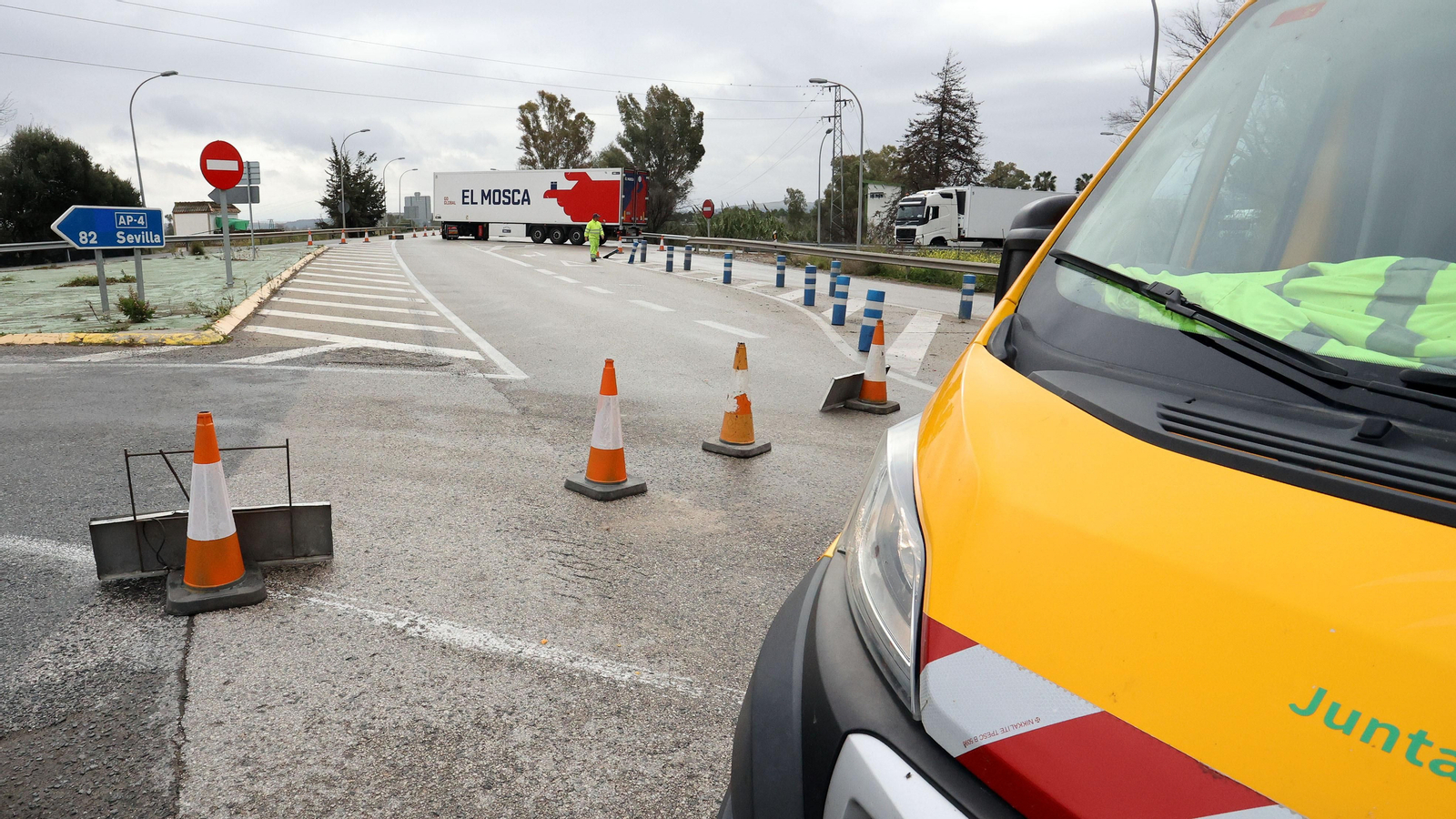 Accidente de un camión en la A-2004 junto a la salida de la autopista de La Cartuja