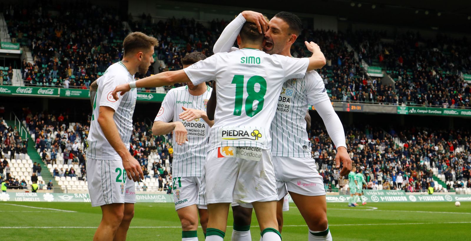 Kike Márquez abraza a Simo tras el 2-0 en el Córdoba CF - Cultural Leonesa.