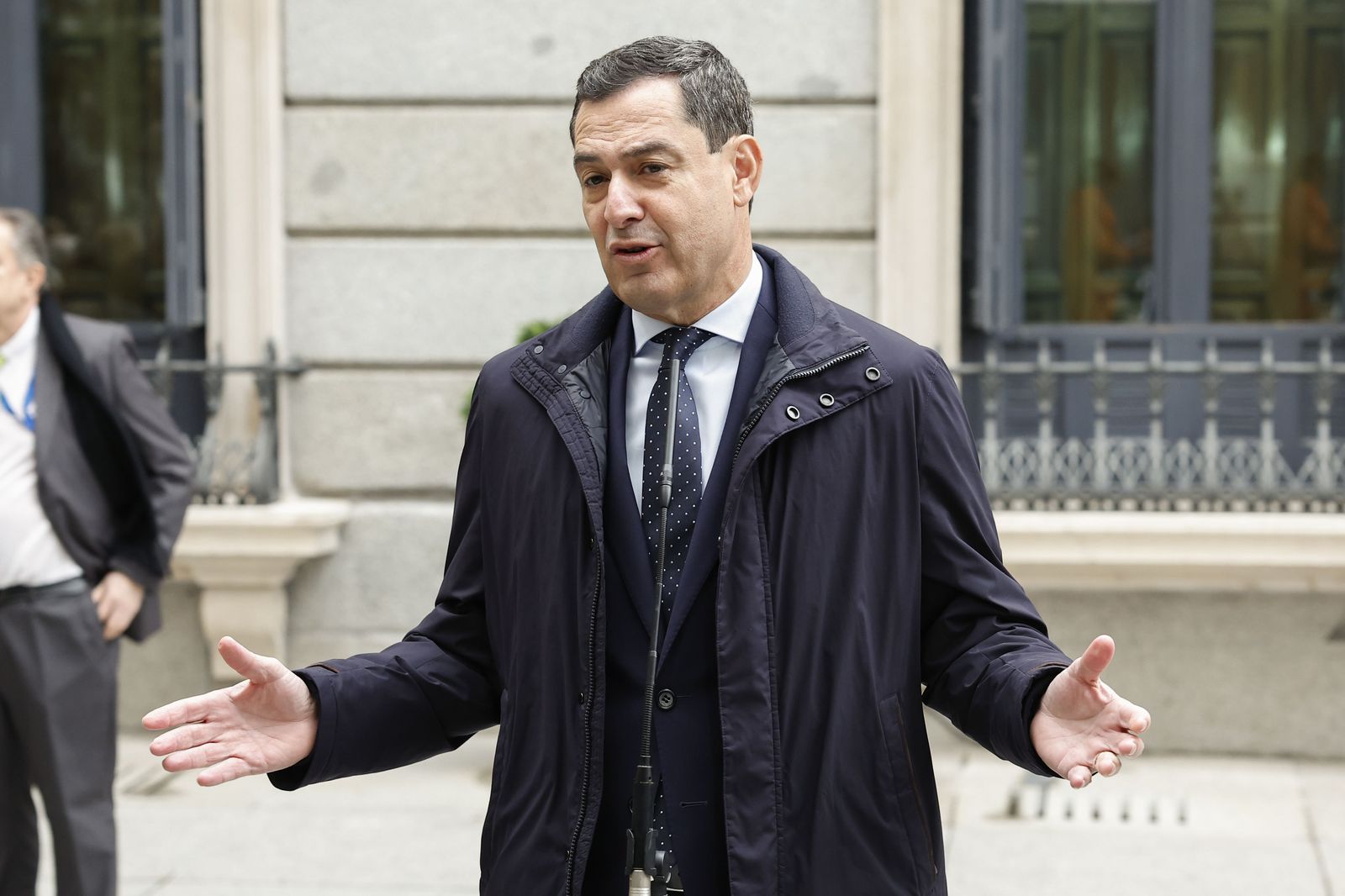 Juanma Moreno en los exteriores del Congreso de los Diputados ayer en Madrid.