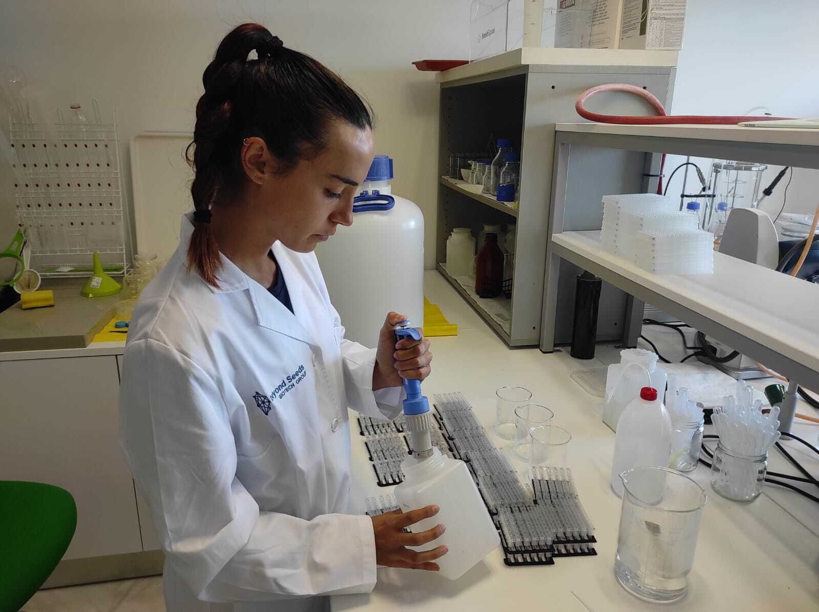 María del Carmen Tamayo trabajando en el laboratorio.