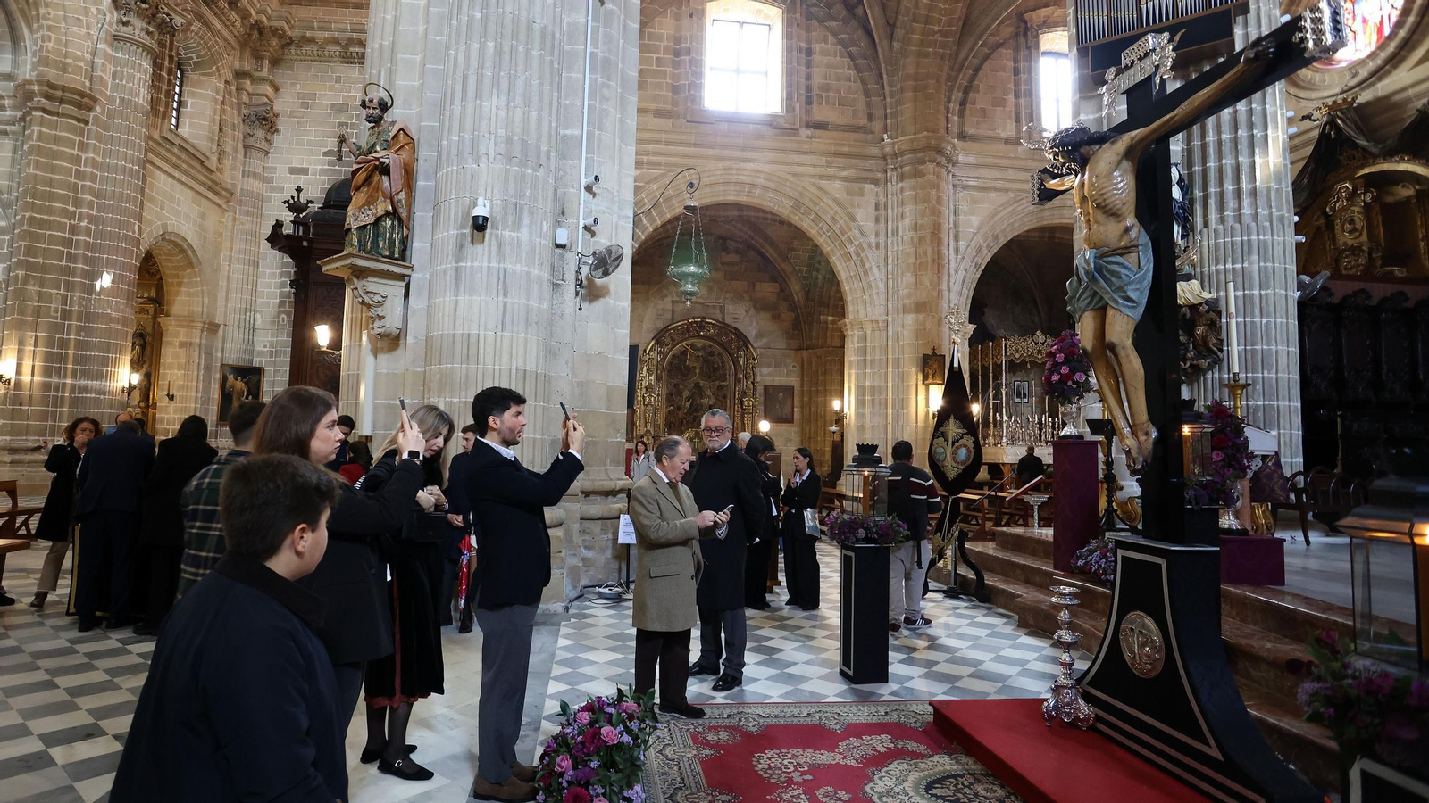 Imágenes de los besamanos y besapies del tercer domingo de cuaresma en Jerez