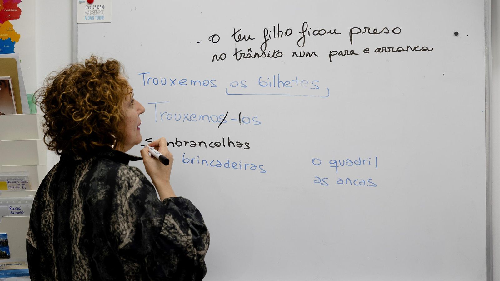 La directora del centro, dando clase.