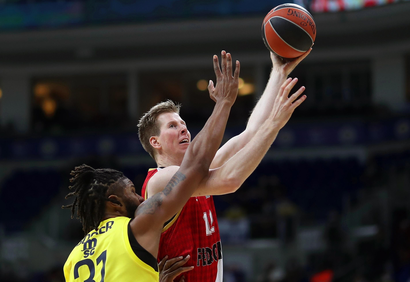 Brock Motum lanza con la mano izquierda en un partido de la Euroliga.