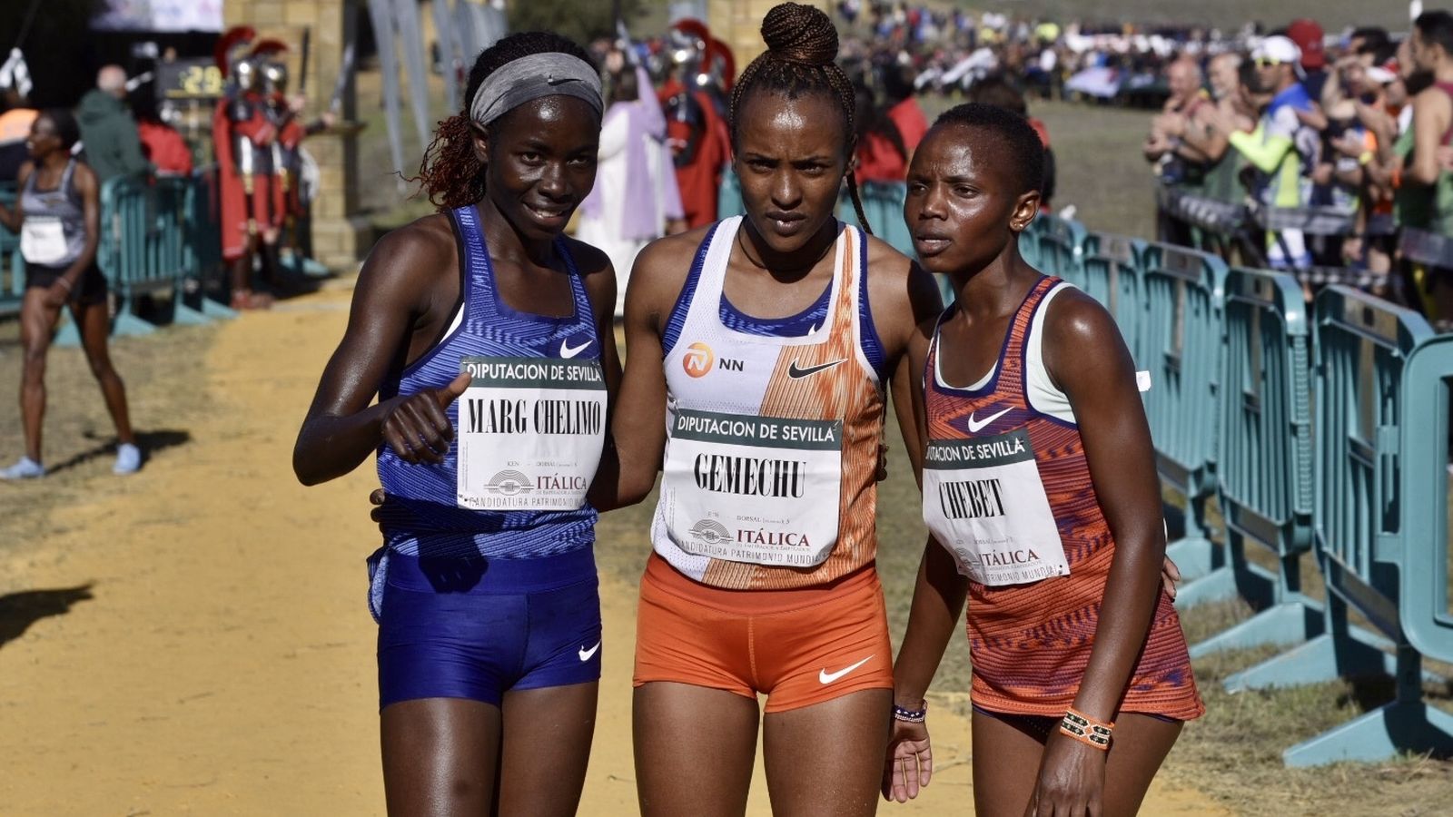 El podio femenino de Itálica: Chemilo, Gemeche, tercera y Chebet, segunda.